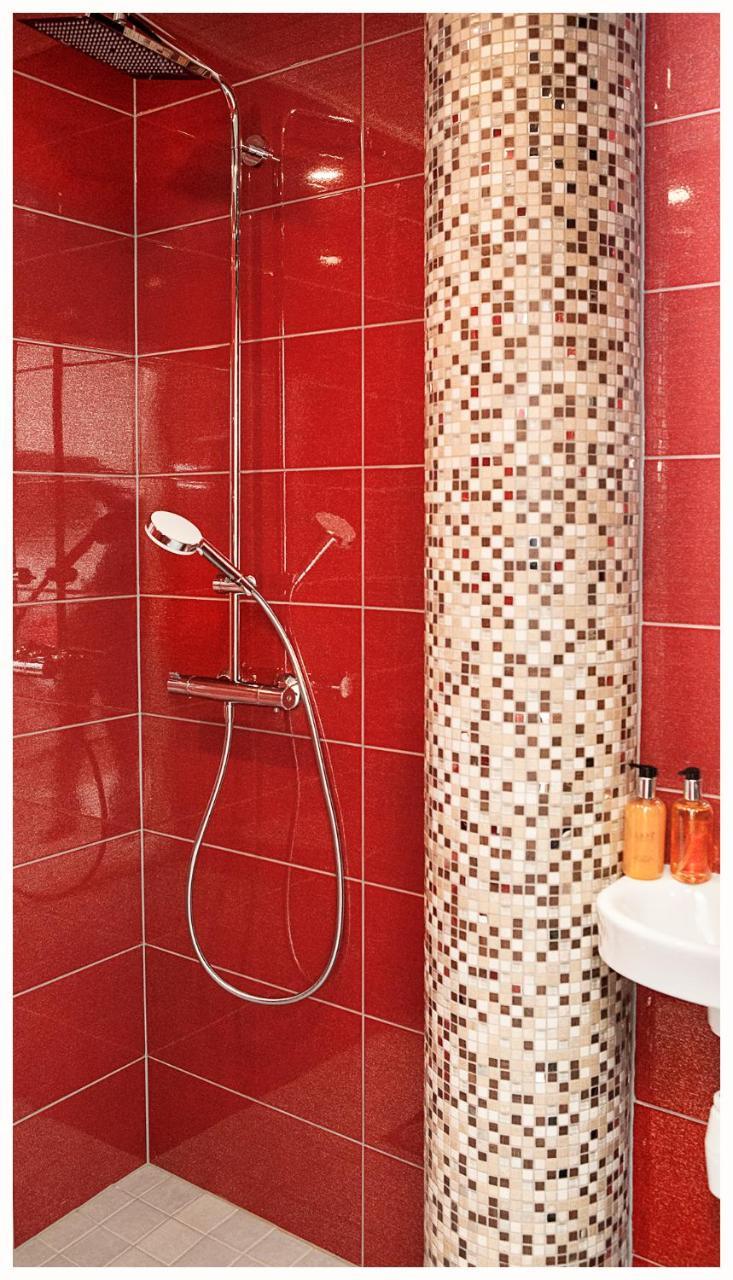 Crystal Arctic Suites Rovaniemi Exterior foto Bathroom tiles